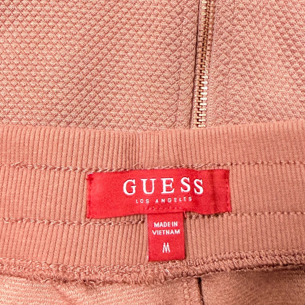 GUESS - Picture 2 of 7